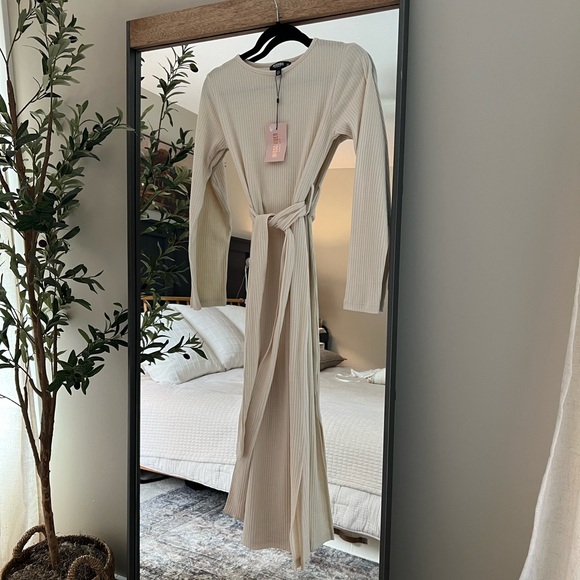 Missguided Beige Ribbed Maternity Dress - Picture 1 of 3